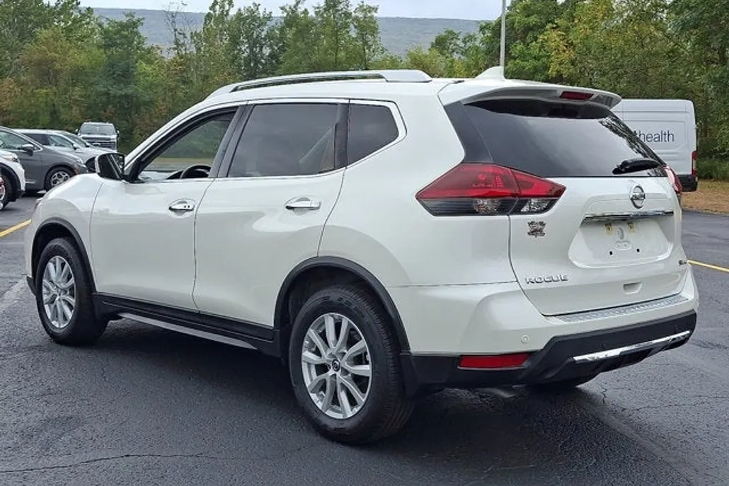 2019 Nissan Rogue SV photo 1