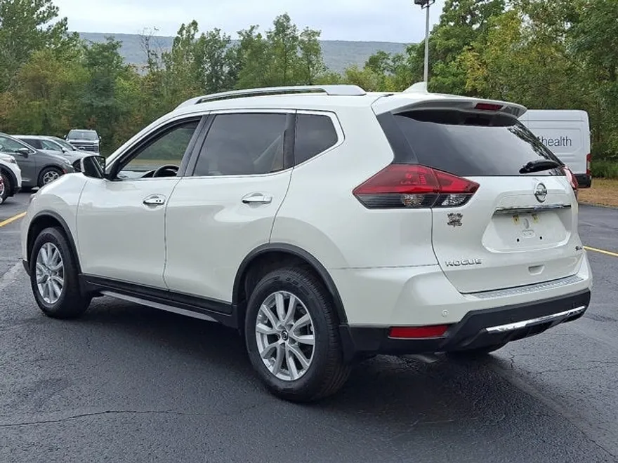 2019 Nissan Rogue SV photo 1