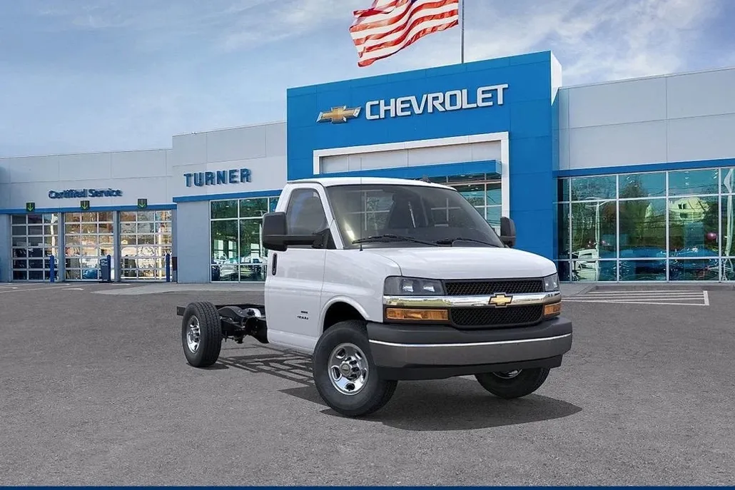2025 Chevrolet Express Cutaway 3500 photo 1