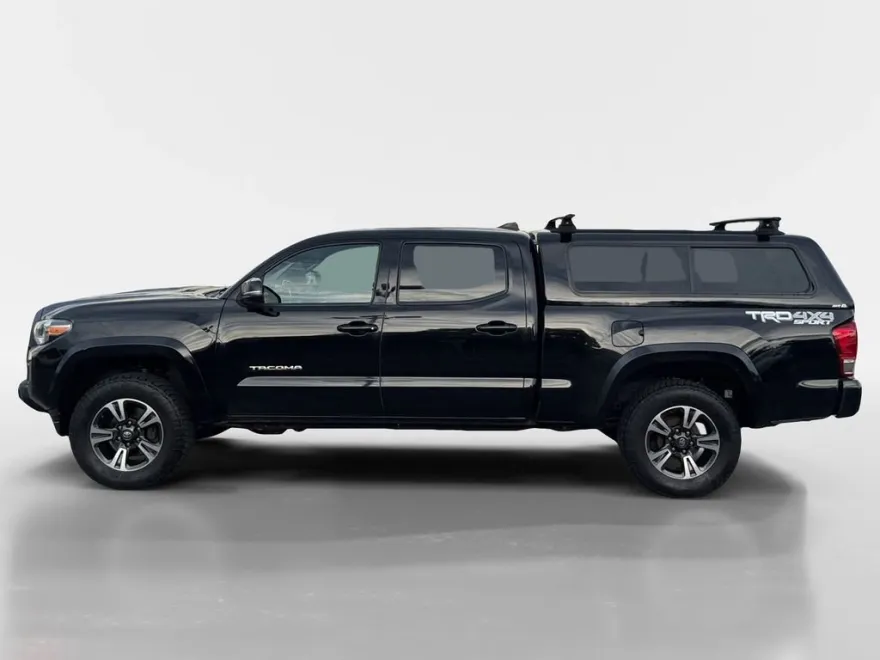 2017 Toyota Tacoma SR5 photo 1