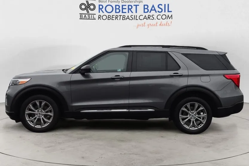 2023 Ford Explorer XLT photo 1