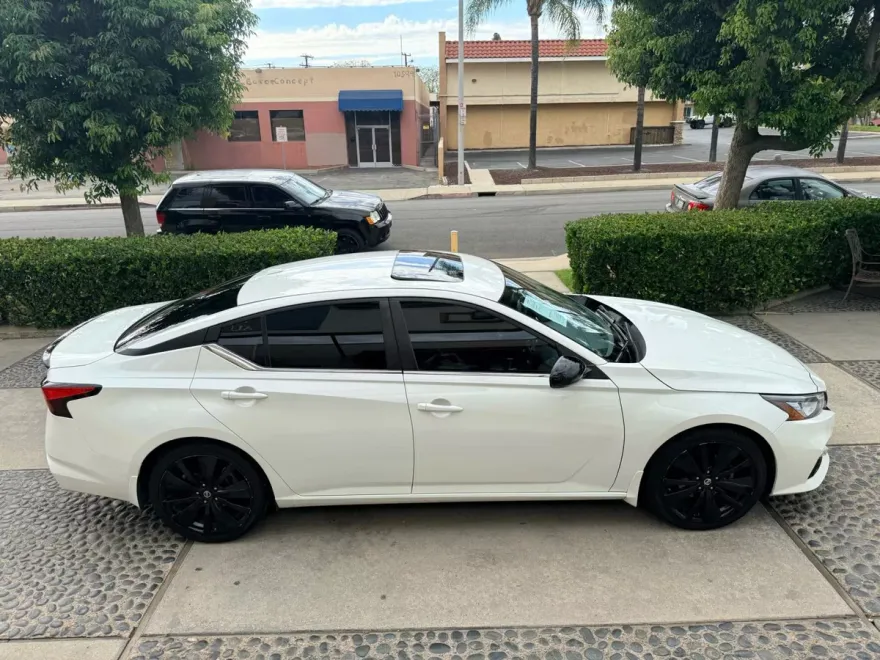 2022 Nissan Altima 2.5 SR photo 1