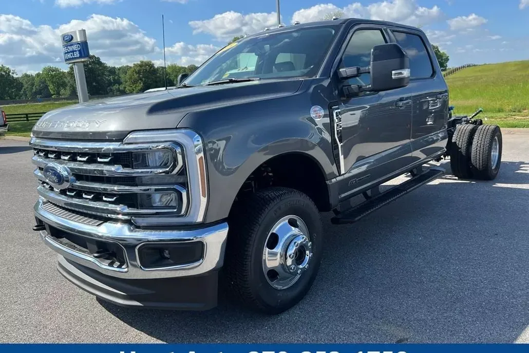2025 Ford F-350 Lariat photo 1