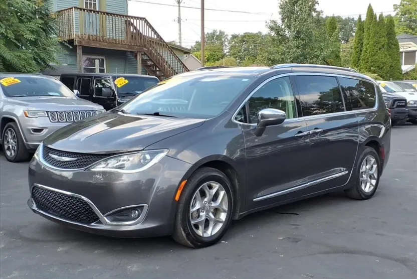 2019 Chrysler Pacifica Limited photo 1