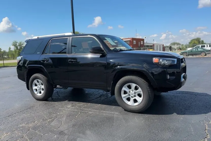 2017 Toyota 4Runner SR5 photo 1