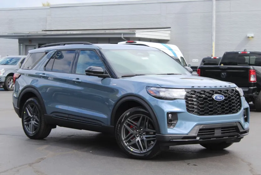 2025 Ford Explorer ST-Line photo 1