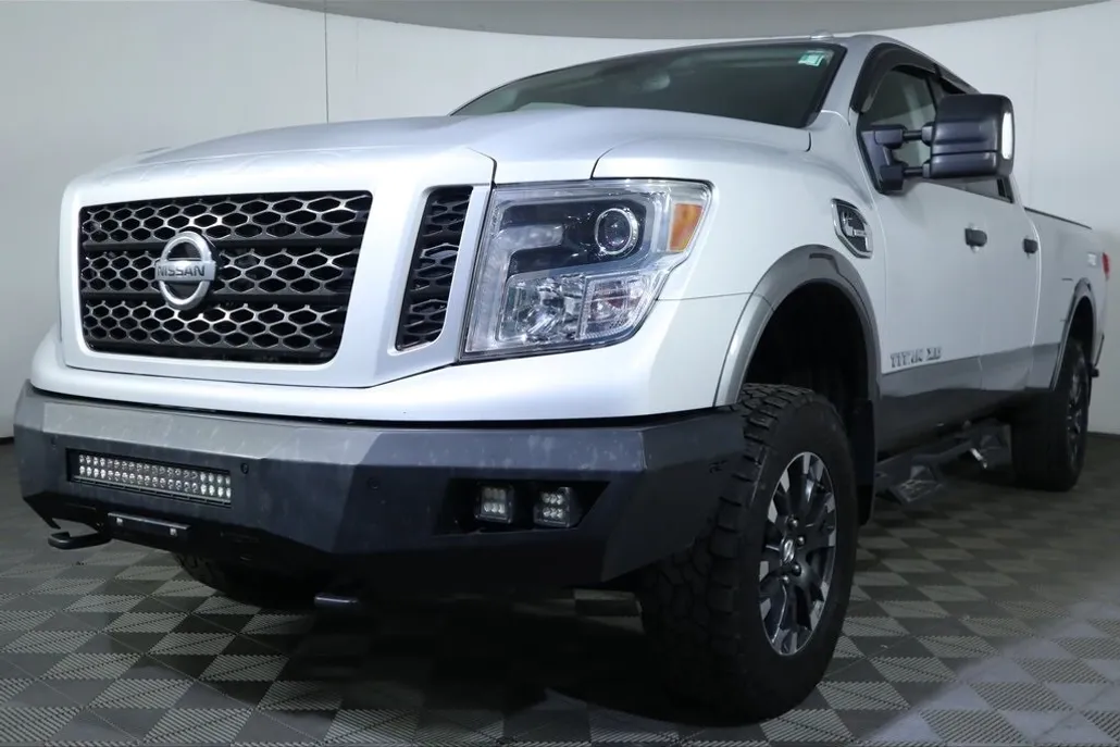 2019 Nissan Titan PRO-4X photo 1