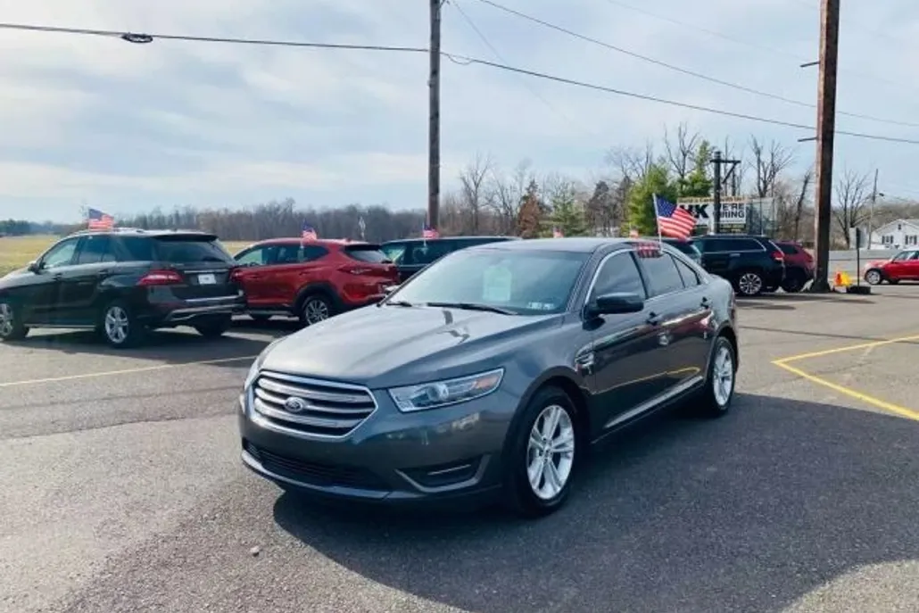 2015 Ford Taurus SEL photo 1