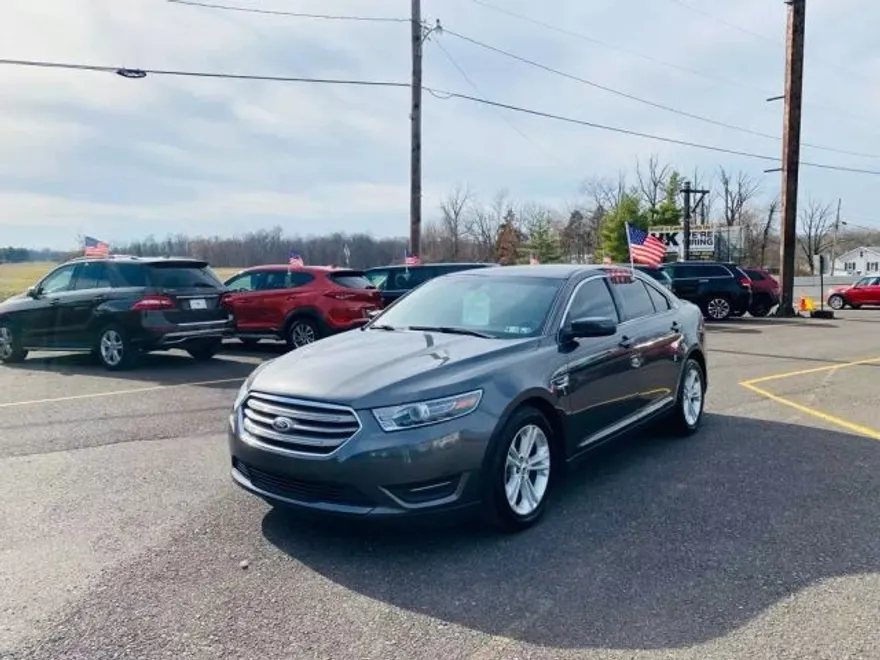 2015 Ford Taurus SEL photo 1