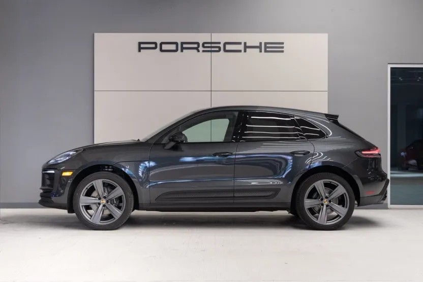 2025 Porsche Macan Base photo 1