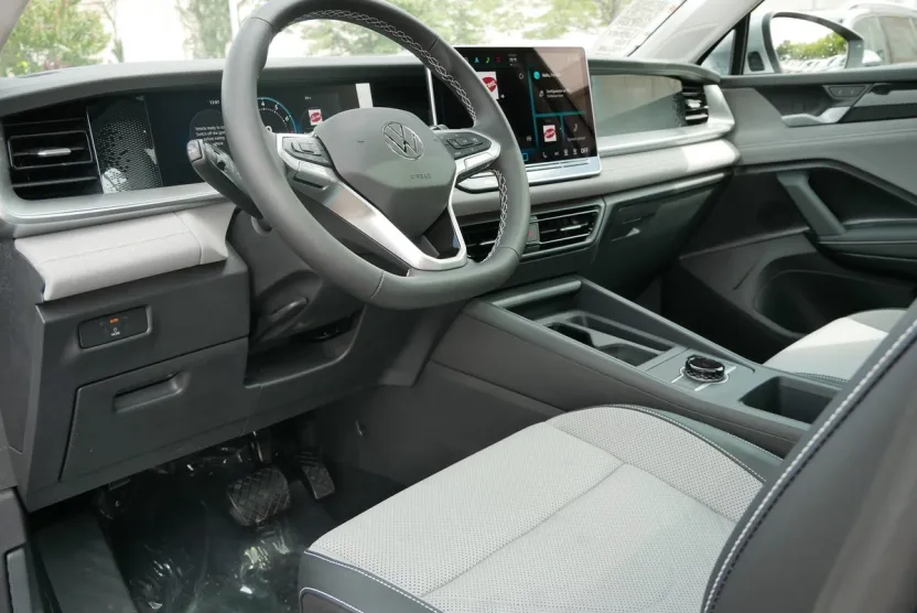 2025 Volkswagen Tiguan SE photo 1