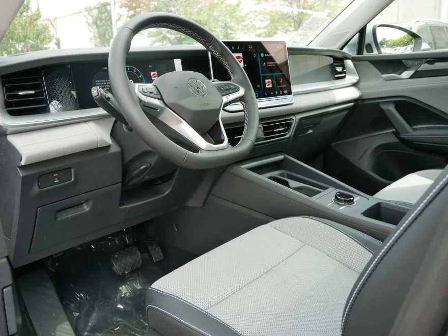 2025 Volkswagen Tiguan SE photo 1