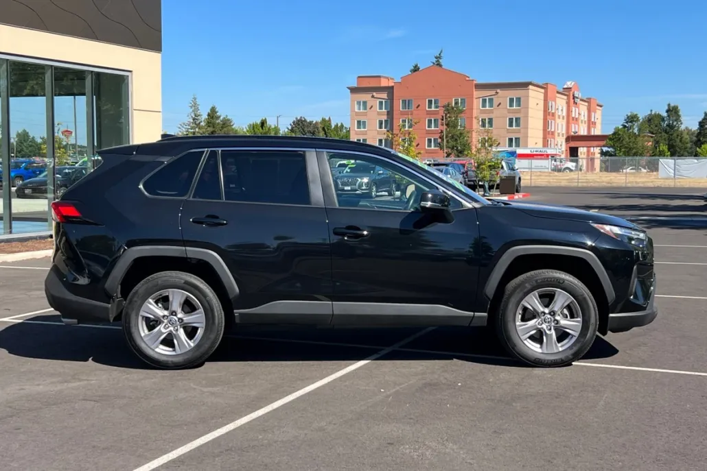 2023 Toyota RAV4 XLE photo 1