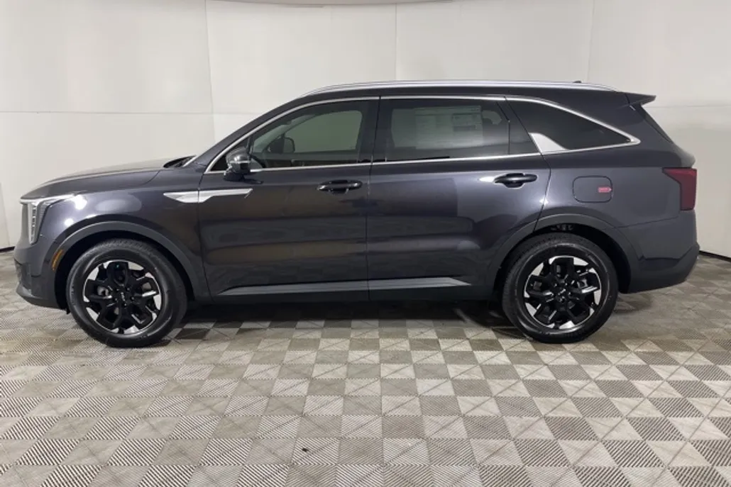 2025 Kia Sorento S photo 1