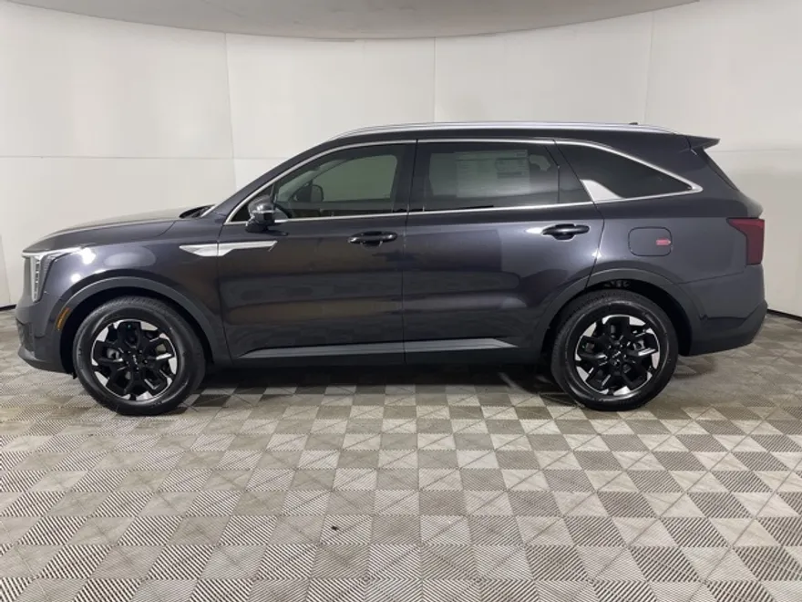2025 Kia Sorento S photo 1