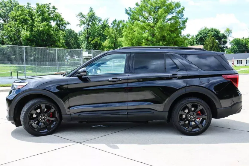 2021 Ford Explorer ST photo 1