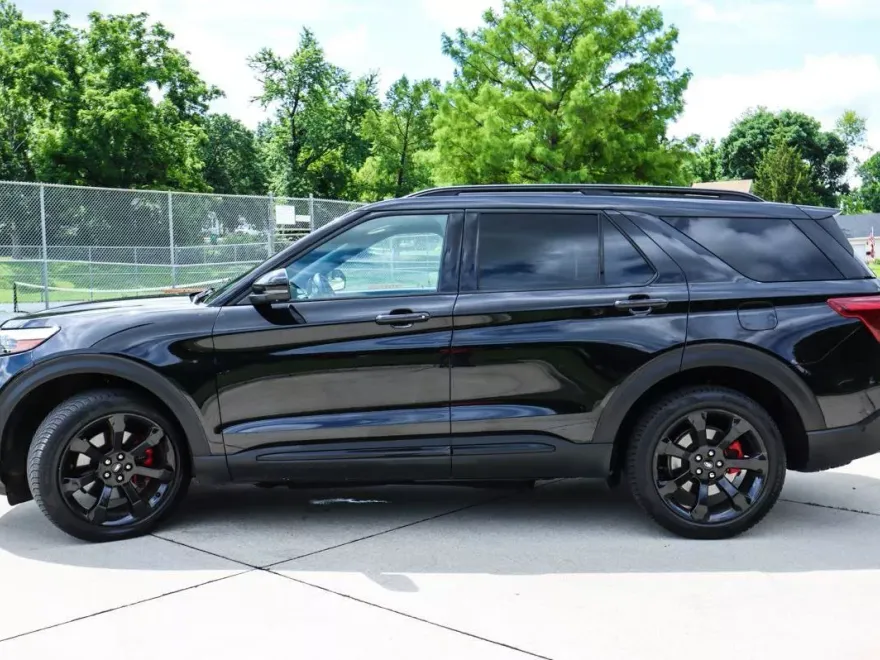2021 Ford Explorer ST photo 1