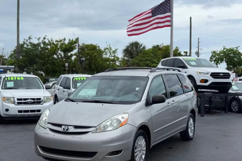 2008 Toyota Sienna LE photo 1