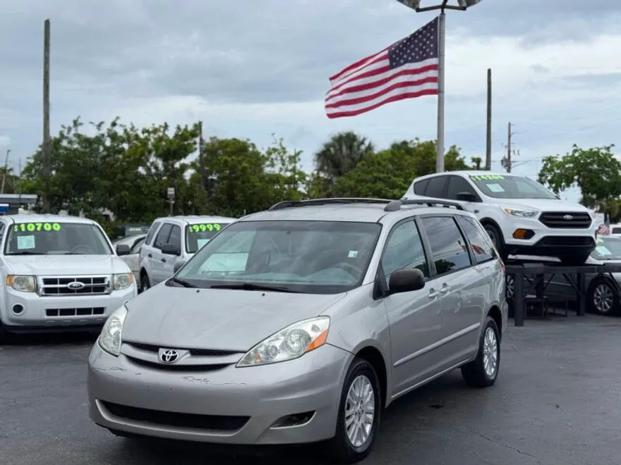 2008 Toyota Sienna LE photo 1
