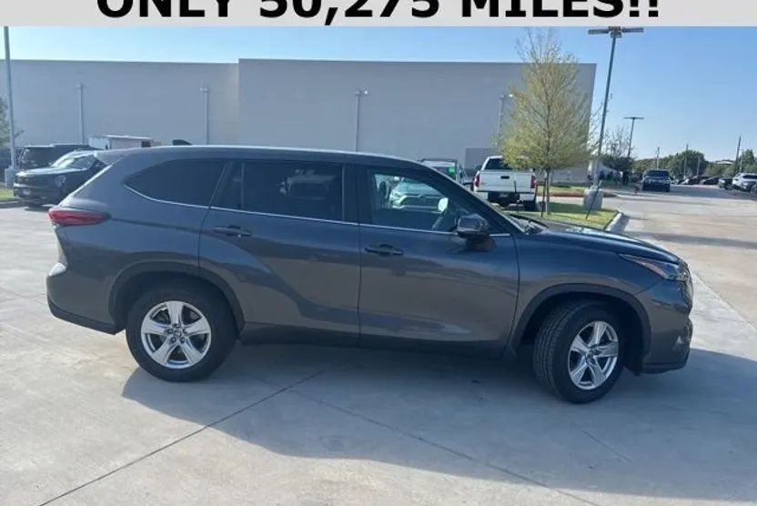 2023 Toyota Highlander LE photo 1