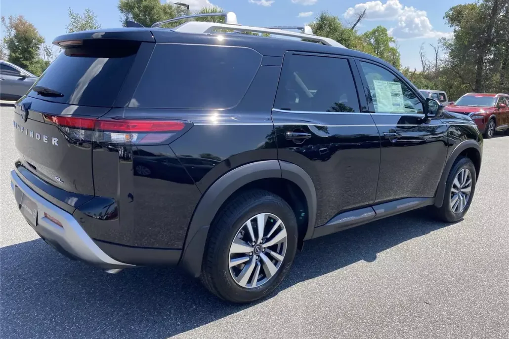 2025 Nissan Pathfinder SL photo 1