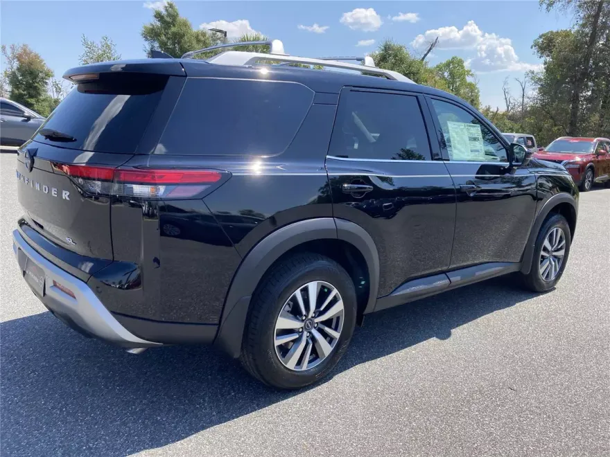 2025 Nissan Pathfinder SL photo 1