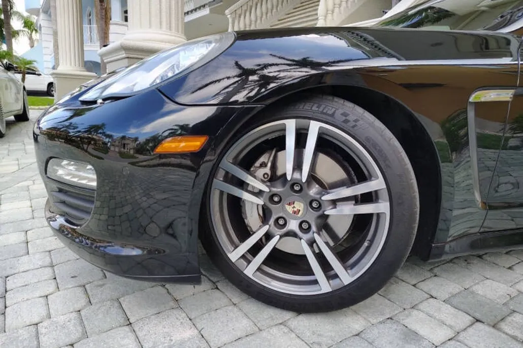 2010 Porsche Panamera S photo 1