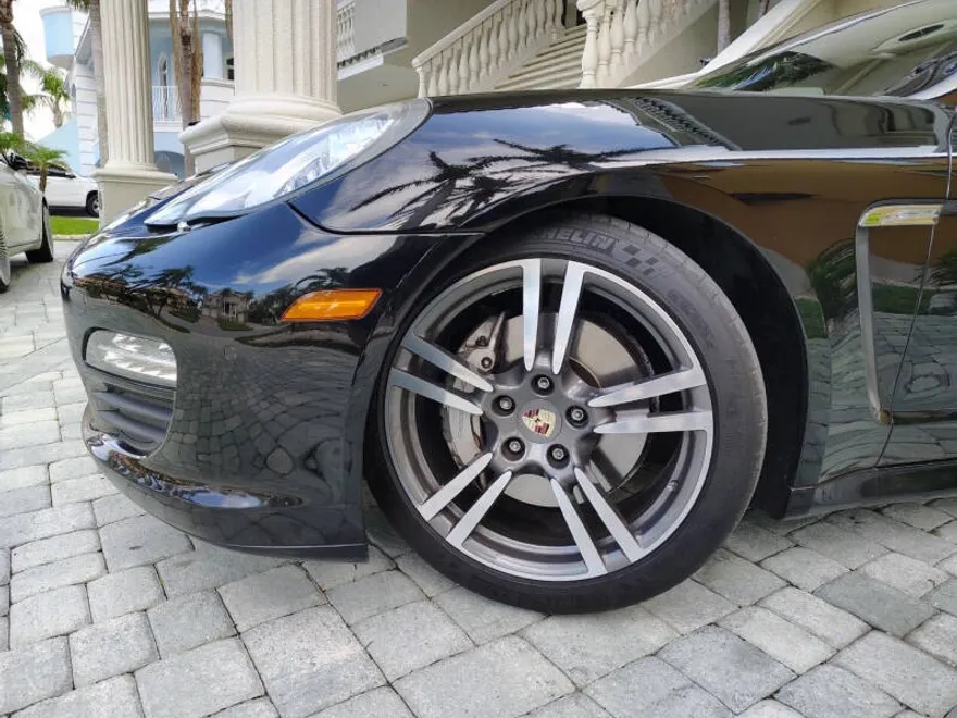 2010 Porsche Panamera S photo 1