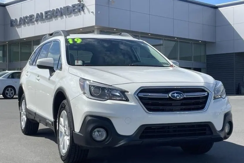 2019 Subaru Outback 2.5i Premium photo 1