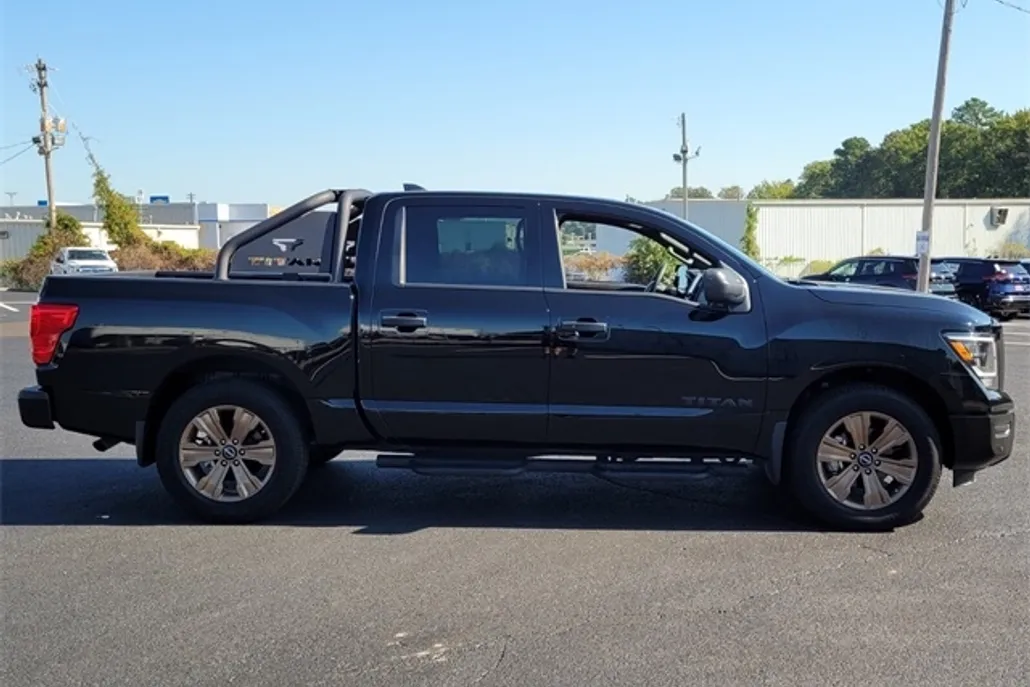 2024 Nissan Titan SV photo 1
