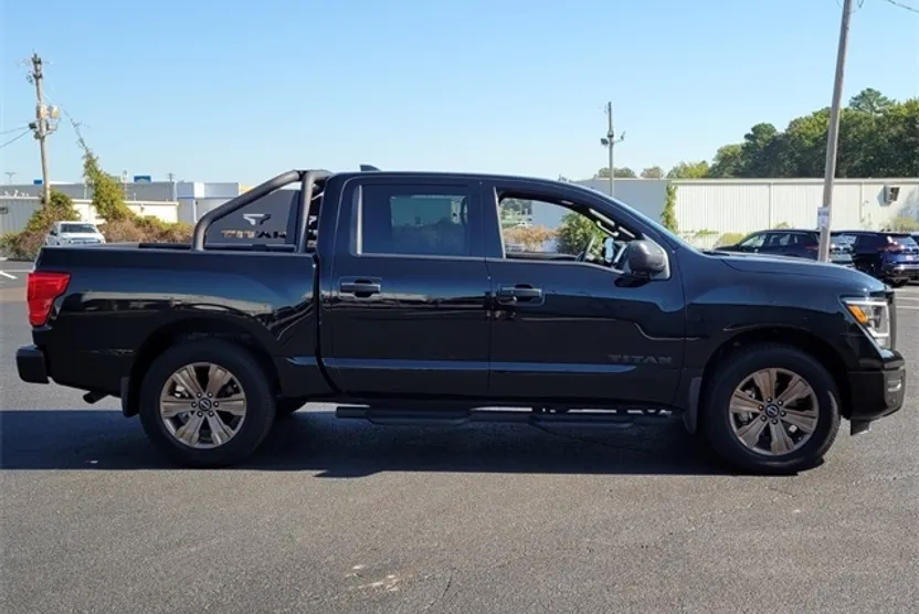 2024 Nissan Titan SV photo 1