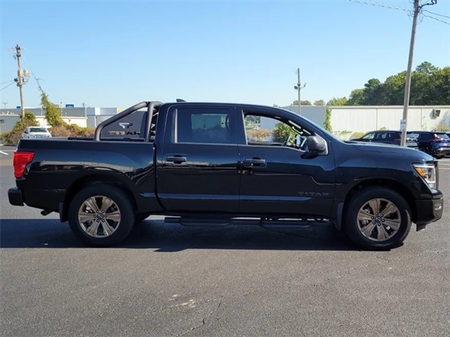 2024 Nissan Titan SV photo 1
