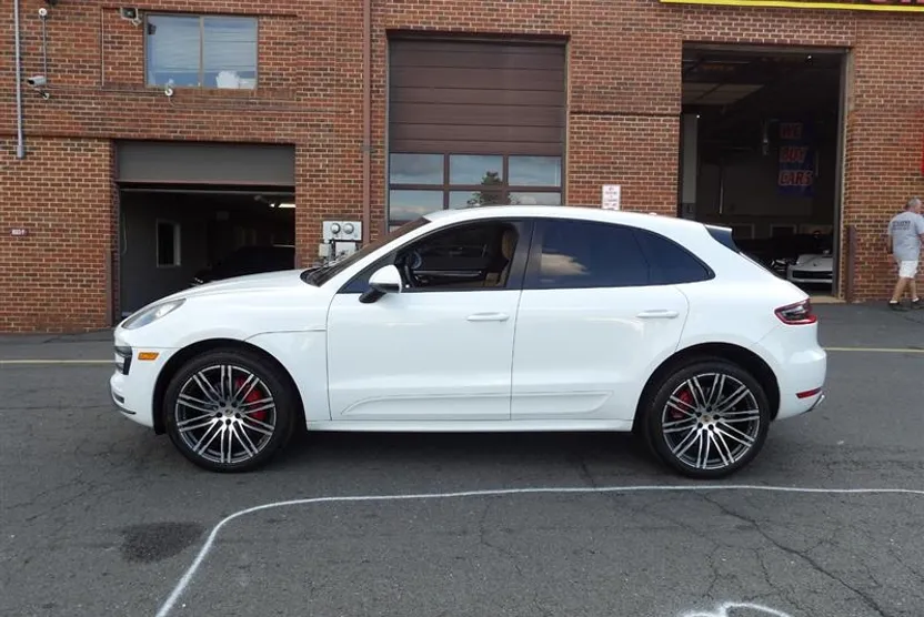 2016 Porsche Macan Turbo photo 1