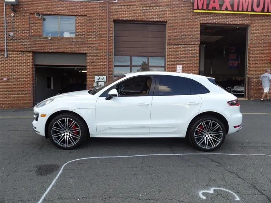2016 Porsche Macan Turbo photo 1