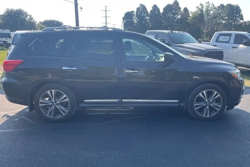 2017 Nissan Pathfinder Platinum photo 1