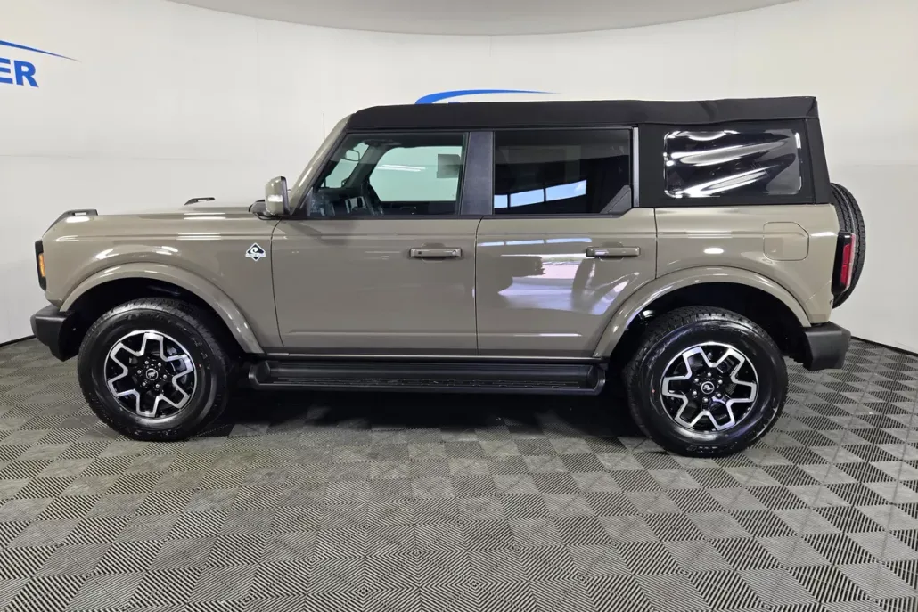 2025 Ford Bronco Outer Banks photo 1