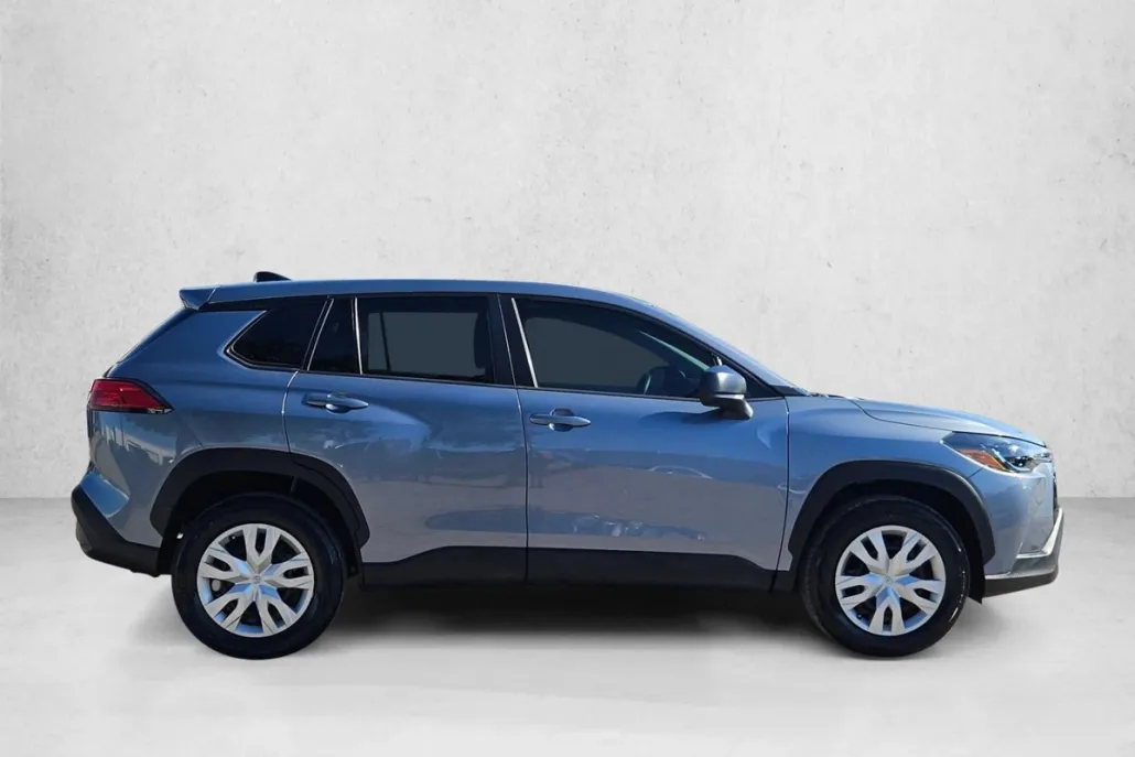 2022 Toyota Corolla Cross L photo 1