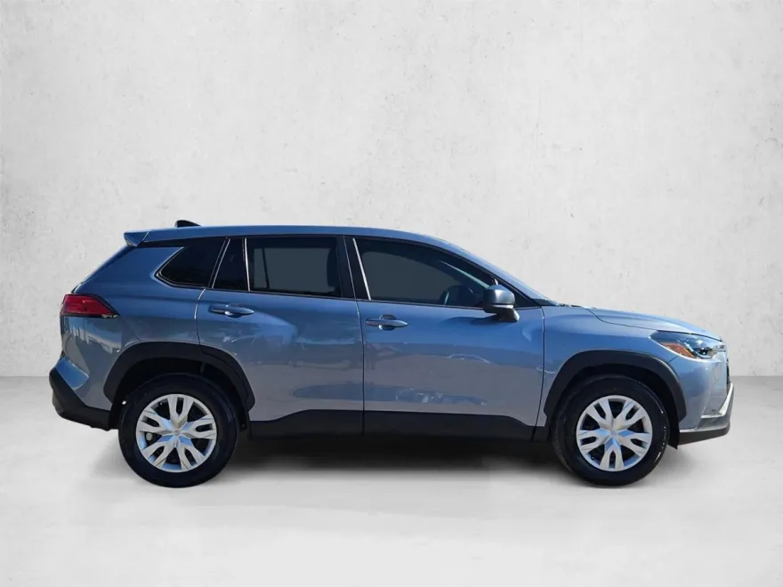 2022 Toyota Corolla Cross L photo 1