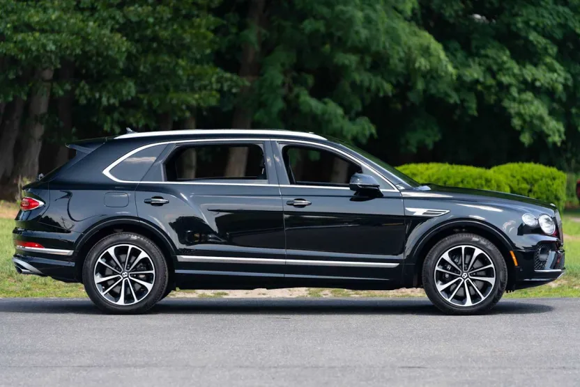 2023 Bentley Bentayga EWB photo 1