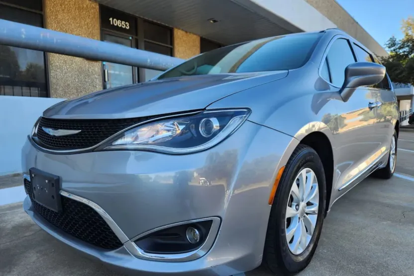 2017 Chrysler Pacifica Touring L photo 1