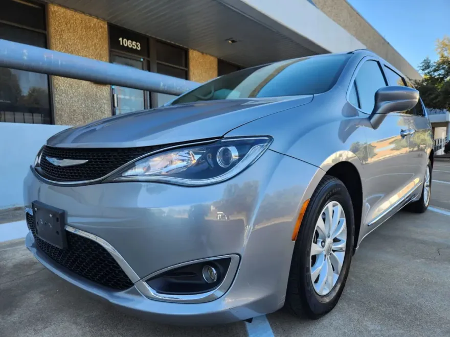 2017 Chrysler Pacifica Touring L photo 1