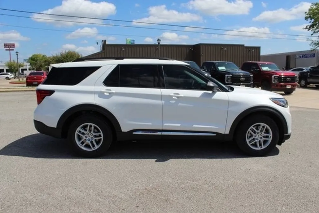 2025 Ford Explorer photo 1