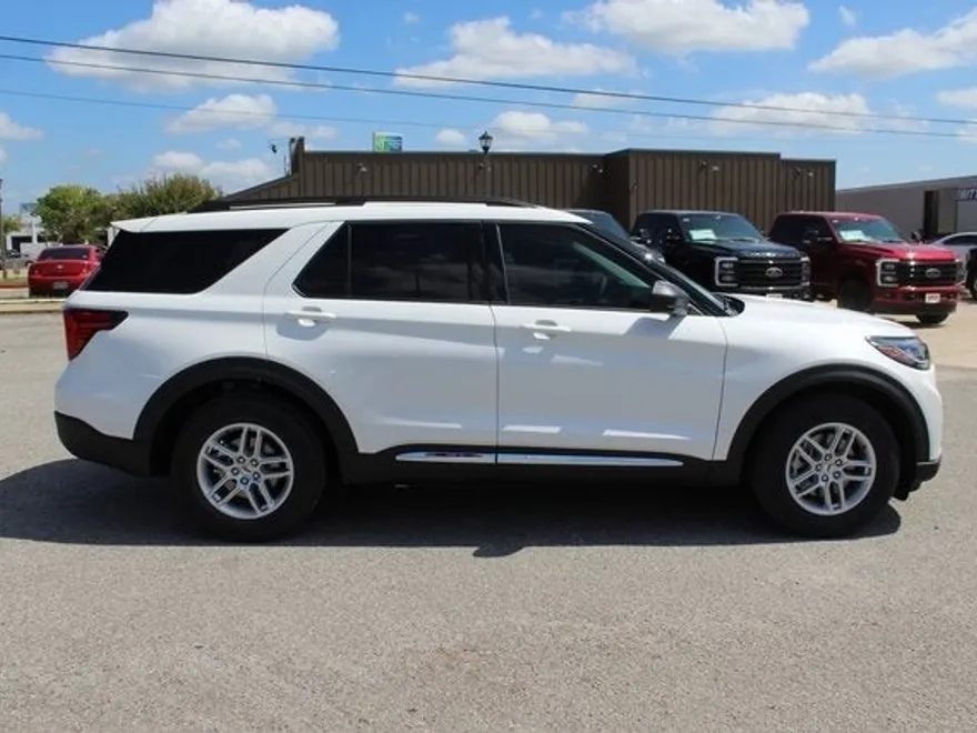 2025 Ford Explorer photo 1