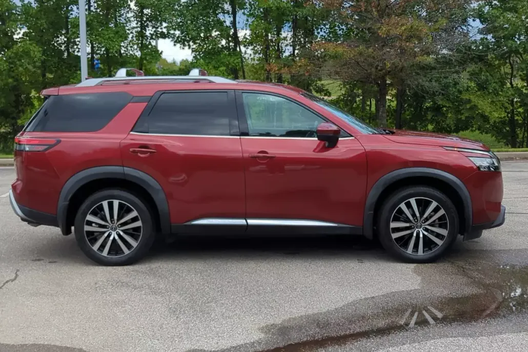 2023 Nissan Pathfinder Platinum photo 1