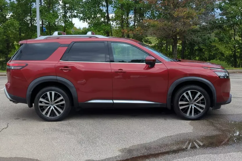 2023 Nissan Pathfinder Platinum photo 1