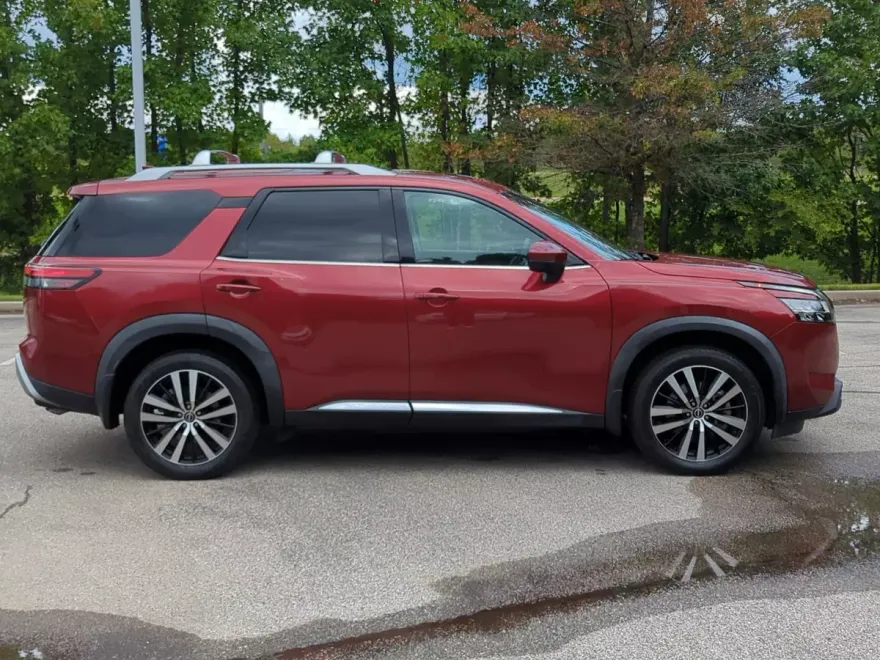 2023 Nissan Pathfinder Platinum photo 1