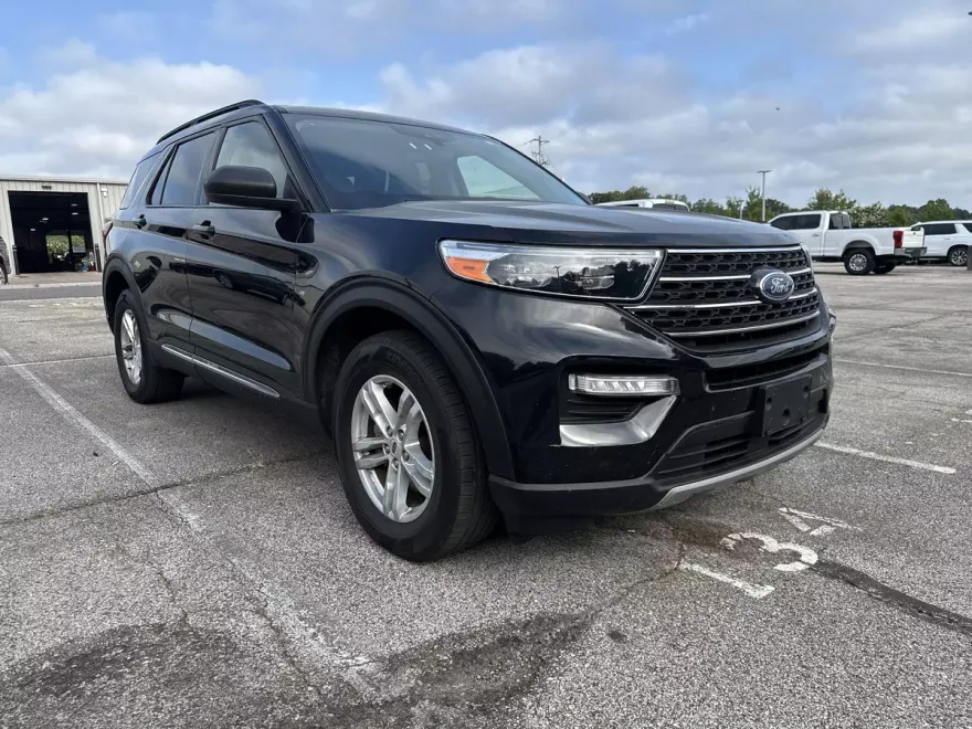 2023 Ford Explorer XLT photo 1