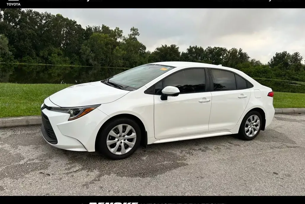 2025 Toyota Corolla LE photo 1
