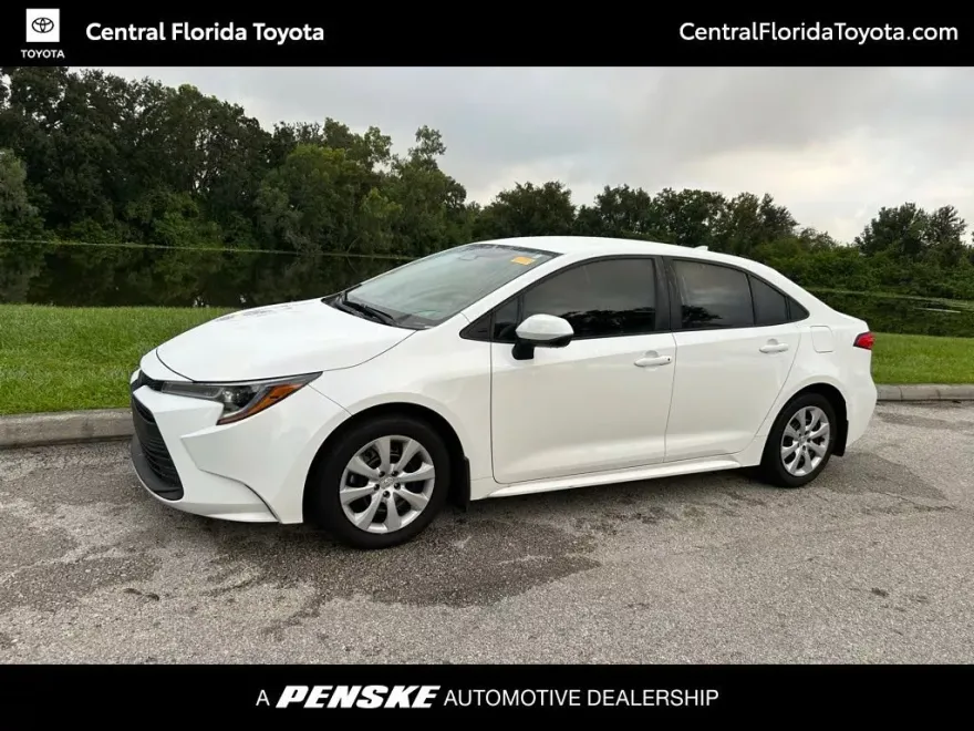 2025 Toyota Corolla LE photo 1