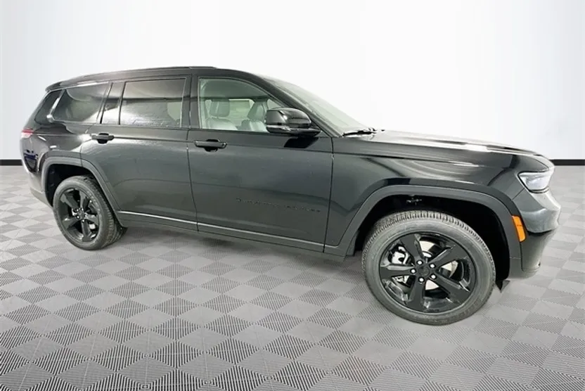 2025 Jeep Grand Cherokee Laredo photo 1